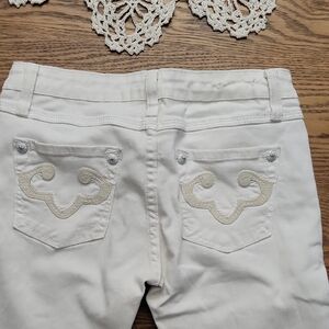 Women’s Skinny Jeans in White with Embroidered Back Pockets